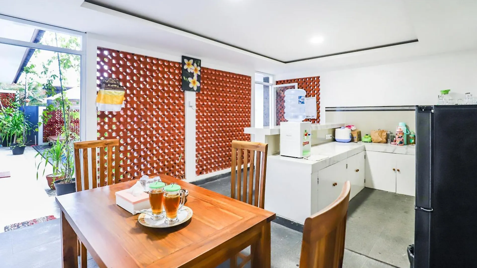 White Blue House 3 - Pvt Room, Shared Pool&Kitchen Убуд Гостевой дом